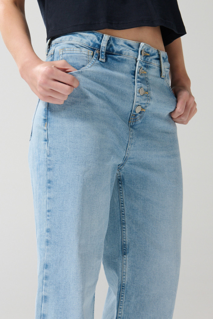 Jean azul claro 90´S con bota recta corta y tiro alto