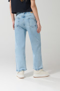 Jean azul claro 90´S con bota recta corta y tiro alto