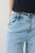 Jean azul claro 90´S con bota recta corta y tiro alto