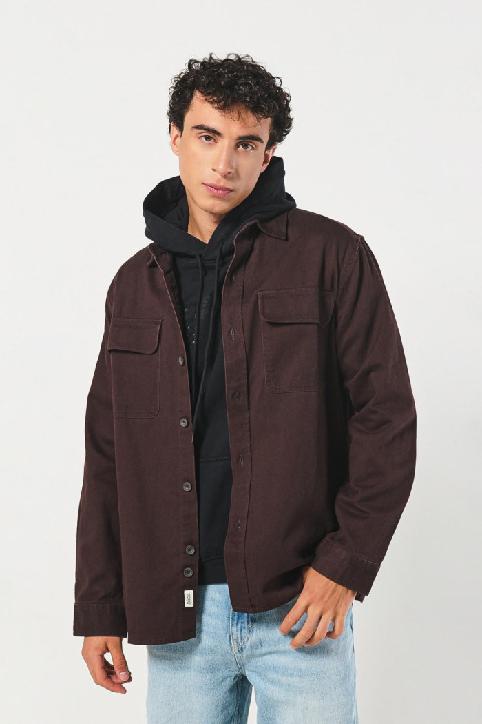 Sobrecamisa unicolor con botones y doble bolsillo