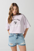 Camiseta oversize unicolor crop top con arte college