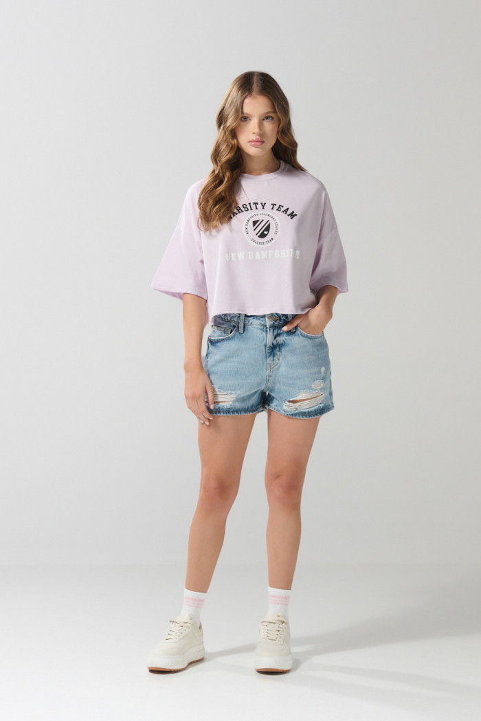 Camiseta oversize unicolor crop top con arte college
