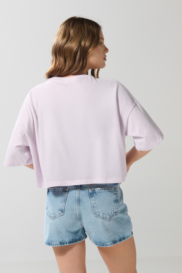 Camiseta oversize unicolor crop top con arte college