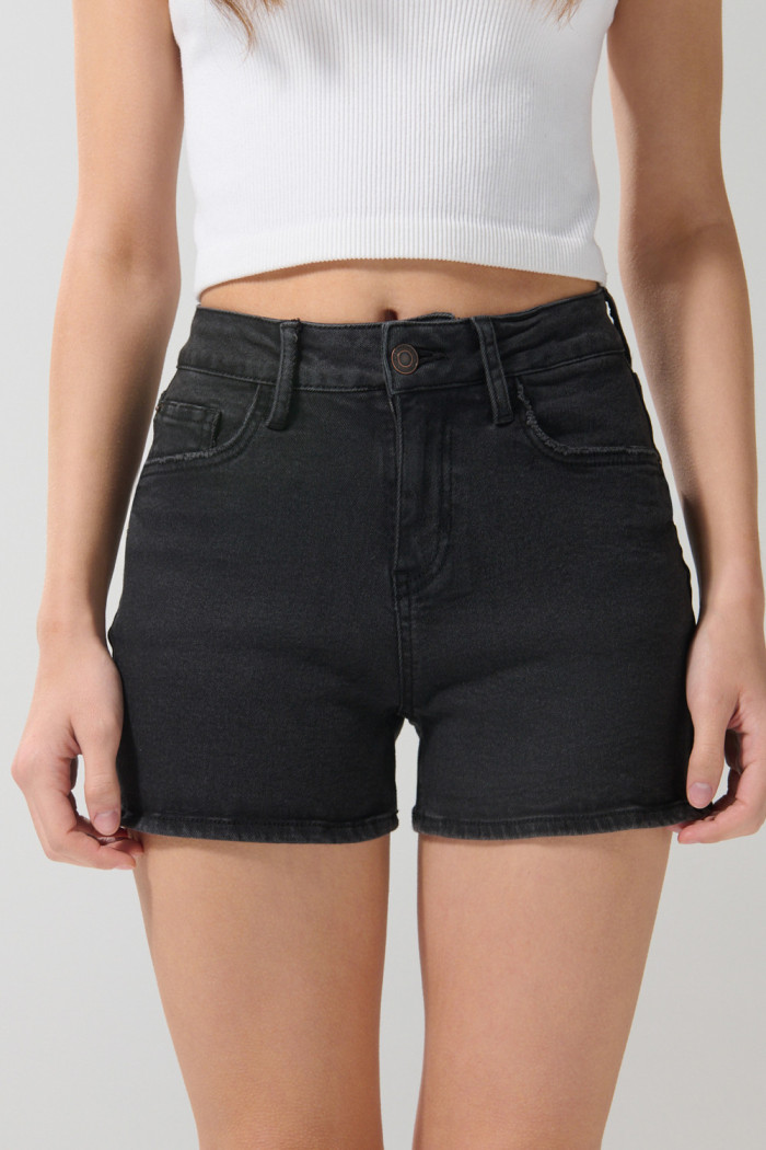Short tiro alto en jean gris intenso con bolsillos