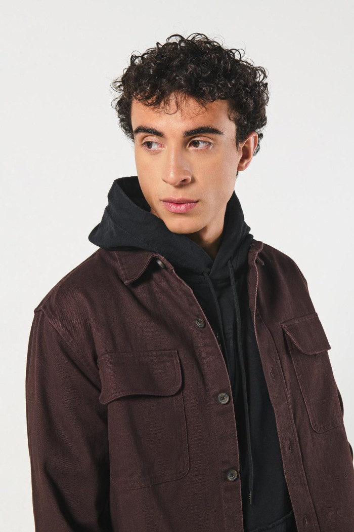 Sobrecamisa unicolor con botones y doble bolsillo