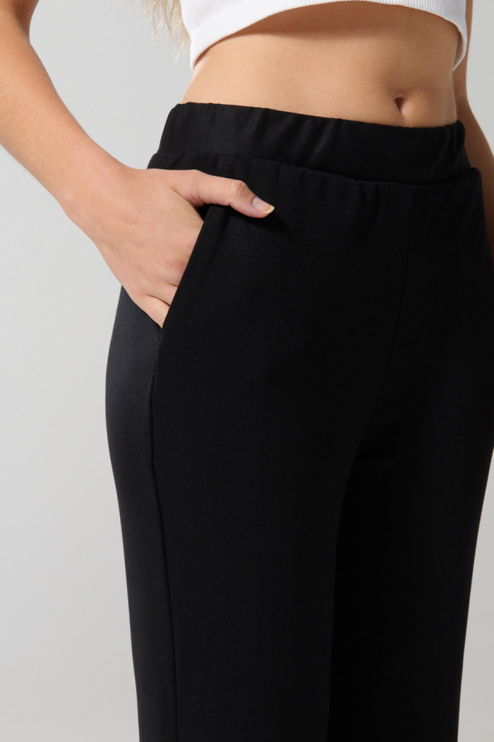 Pantalón palazzo unicolor con aberturas en bota recta