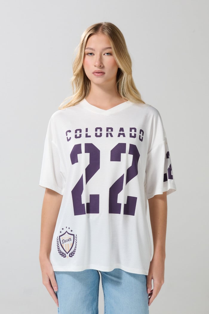 Camiseta cuello V crema con diseños college oversize
