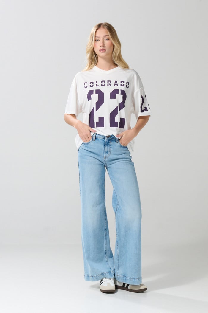 Camiseta cuello V crema con diseños college oversize