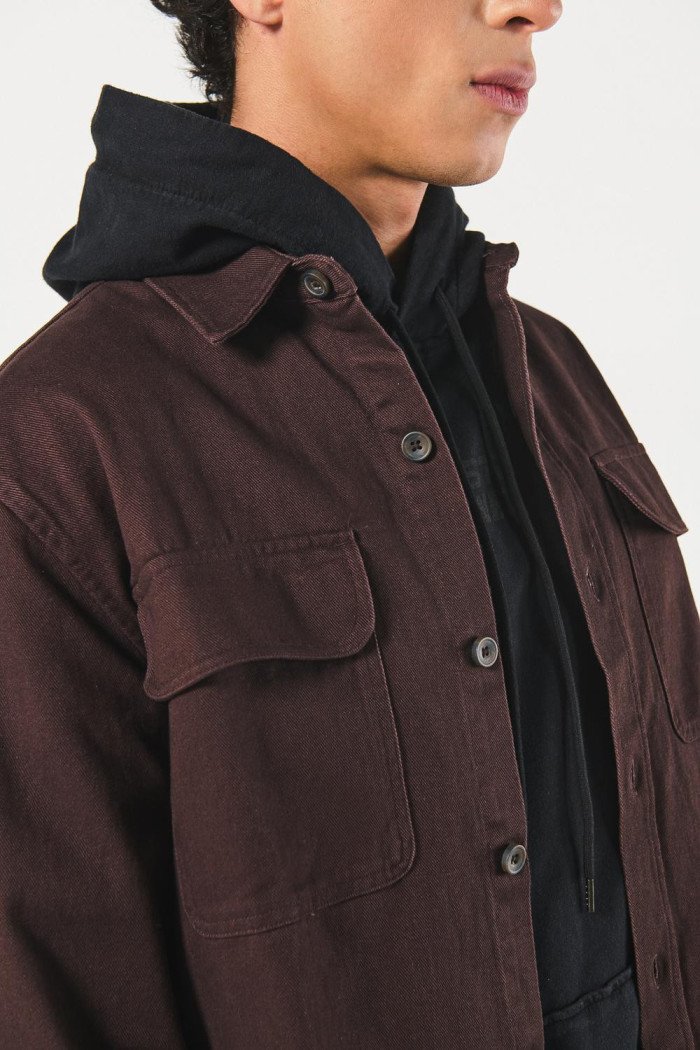 Sobrecamisa unicolor con botones y doble bolsillo