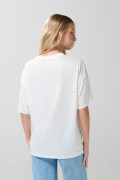Camiseta cuello V crema con diseños college oversize