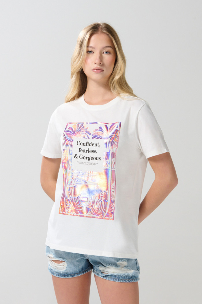 Camiseta crema manga corta con arte brillante de playa