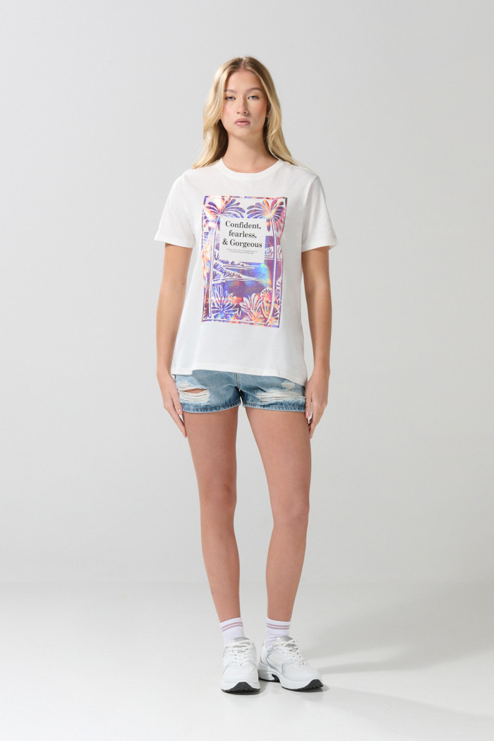 Camiseta crema manga corta con arte brillante de playa