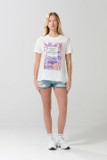 Camiseta crema manga corta con arte brillante de playa