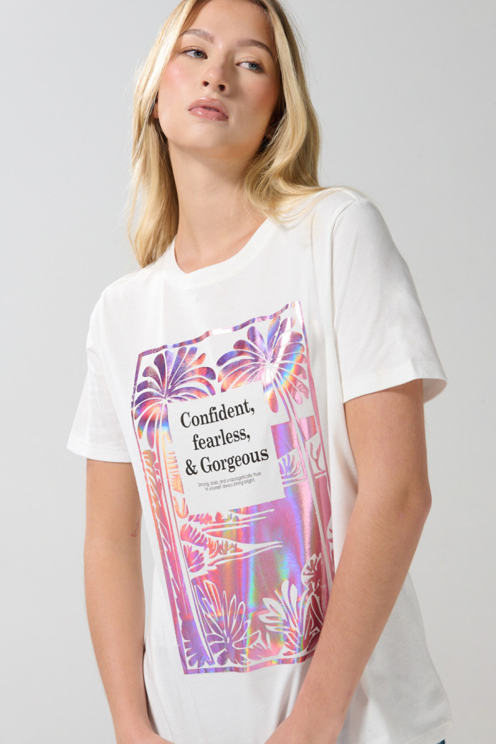 Camiseta crema manga corta con arte brillante de playa