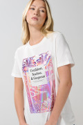 Camiseta crema manga corta con arte brillante de playa