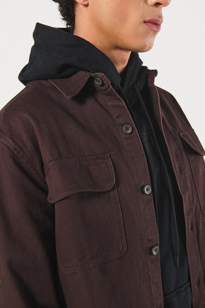 Sobrecamisa unicolor con botones y doble bolsillo
