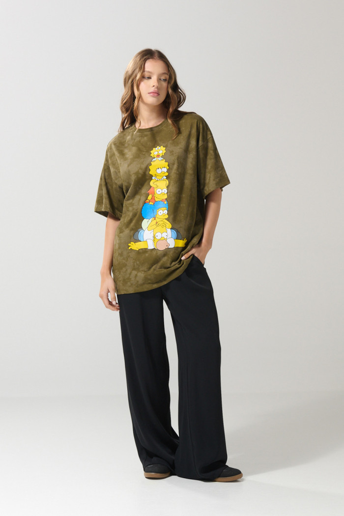 Camiseta oversize verde manga corta con arte de Los Simpson
