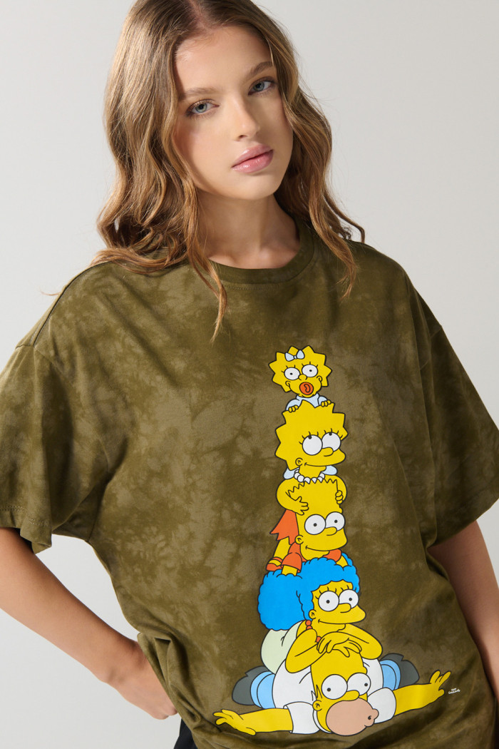 Camiseta oversize verde manga corta con arte de Los Simpson