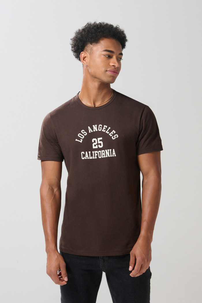 Camiseta manga corta café oscura con estampado college