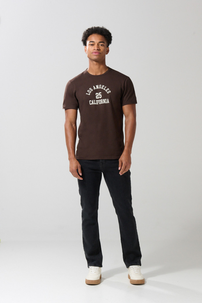 Camiseta manga corta café oscura con estampado college