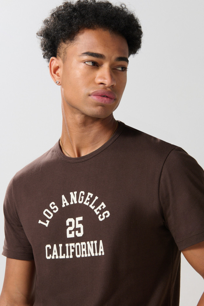 Camiseta manga corta café oscura con estampado college