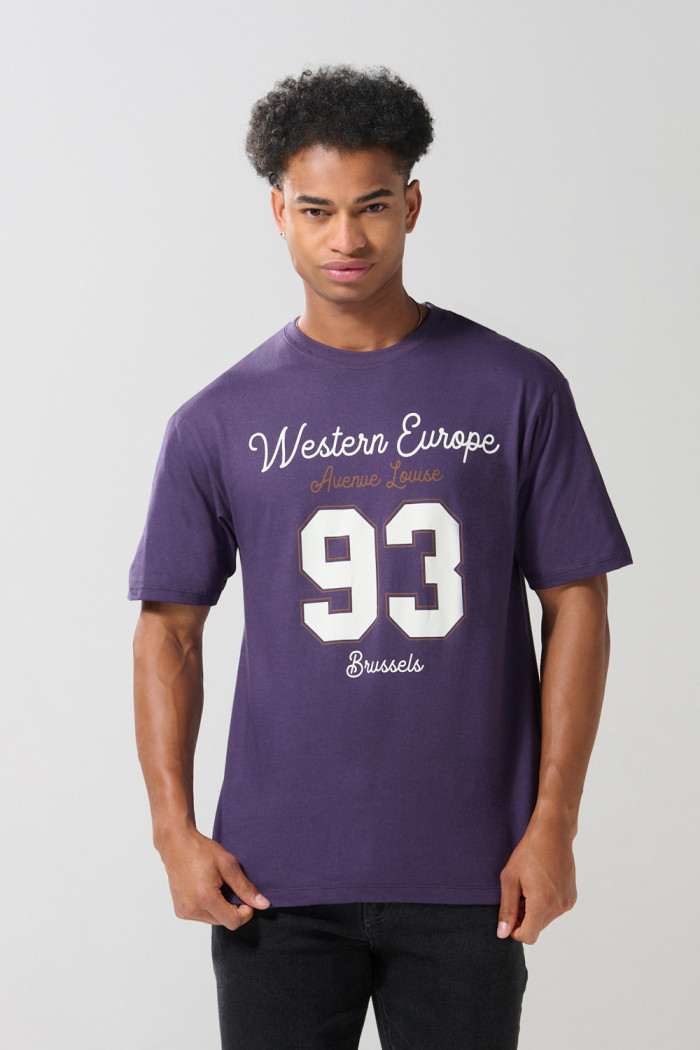 Camiseta morada oscura college con manga corta