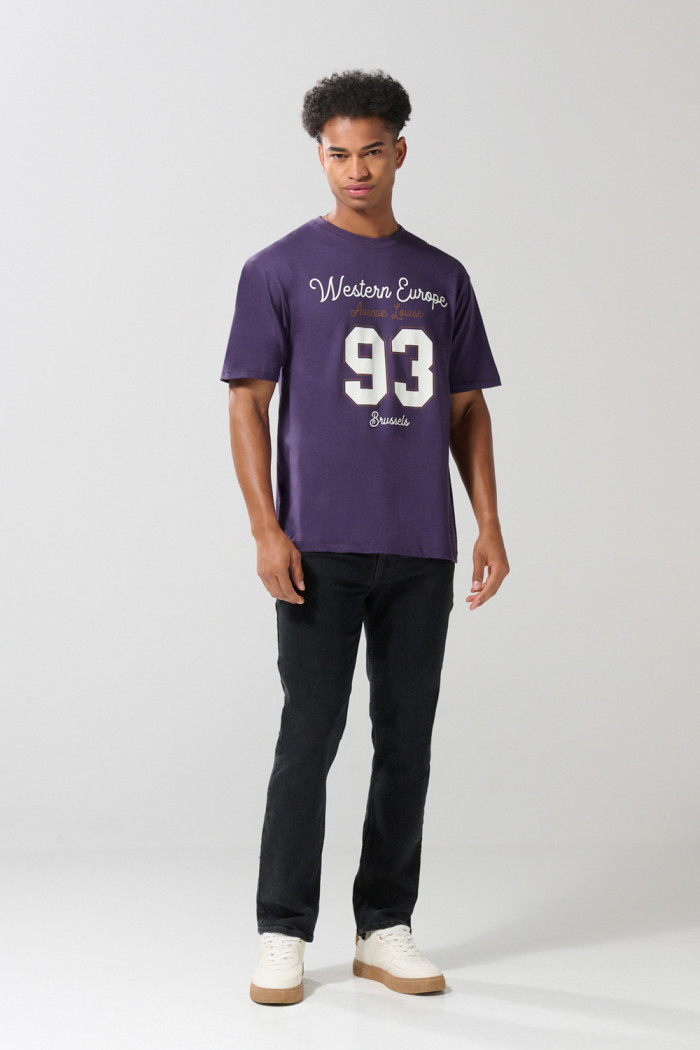 Camiseta morada oscura college con manga corta