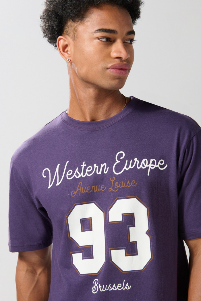 Camiseta morada oscura college con manga corta
