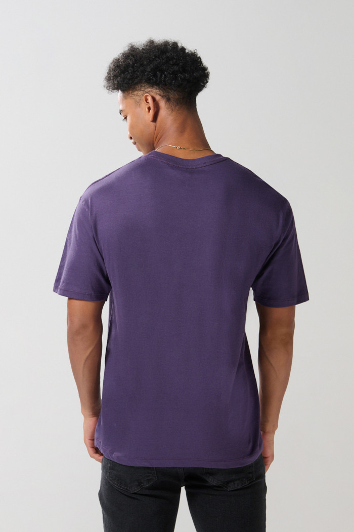Camiseta morada oscura college con manga corta