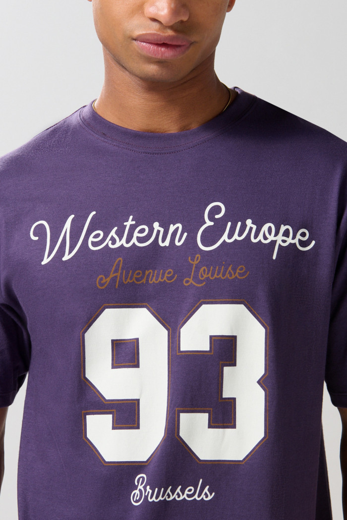 Camiseta morada oscura college con manga corta