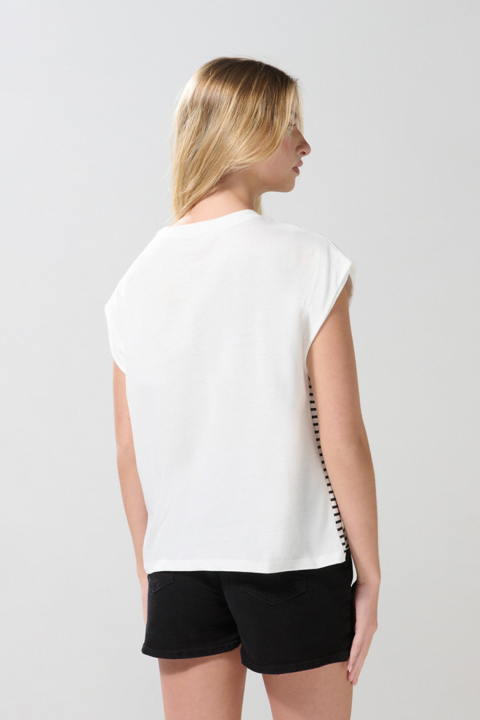 Camiseta manga corta incluida crema con texto y rayas