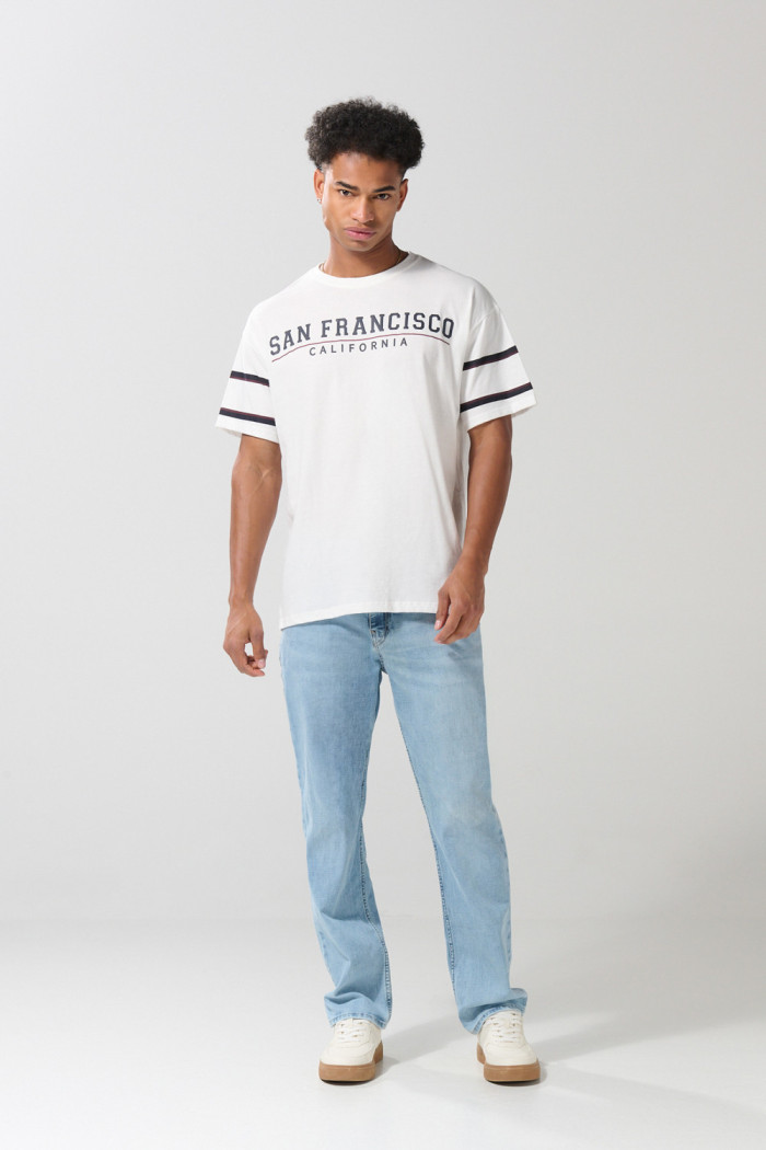 Camiseta oversize cuello redondo crema con estampado college