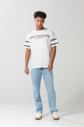 Camiseta oversize cuello redondo crema con estampado college