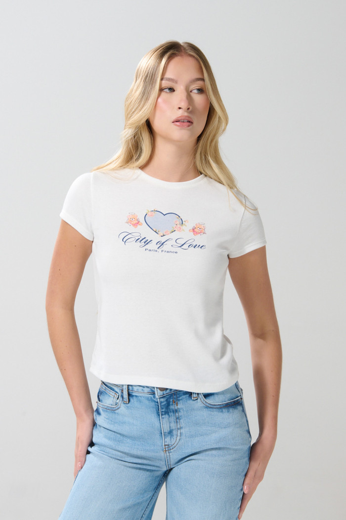 Camiseta crema clara manga corta con diseño de corazón