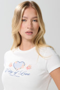 Camiseta crema clara manga corta con diseño de corazón