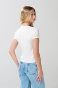 Camiseta crema clara manga corta con diseño de corazón