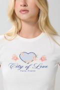Camiseta crema clara manga corta con diseño de corazón