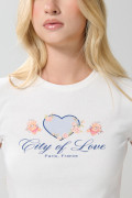 Camiseta crema clara manga corta con diseño de corazón