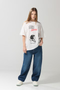 Camiseta oversize crema cuello redondo con arte de Mafalda