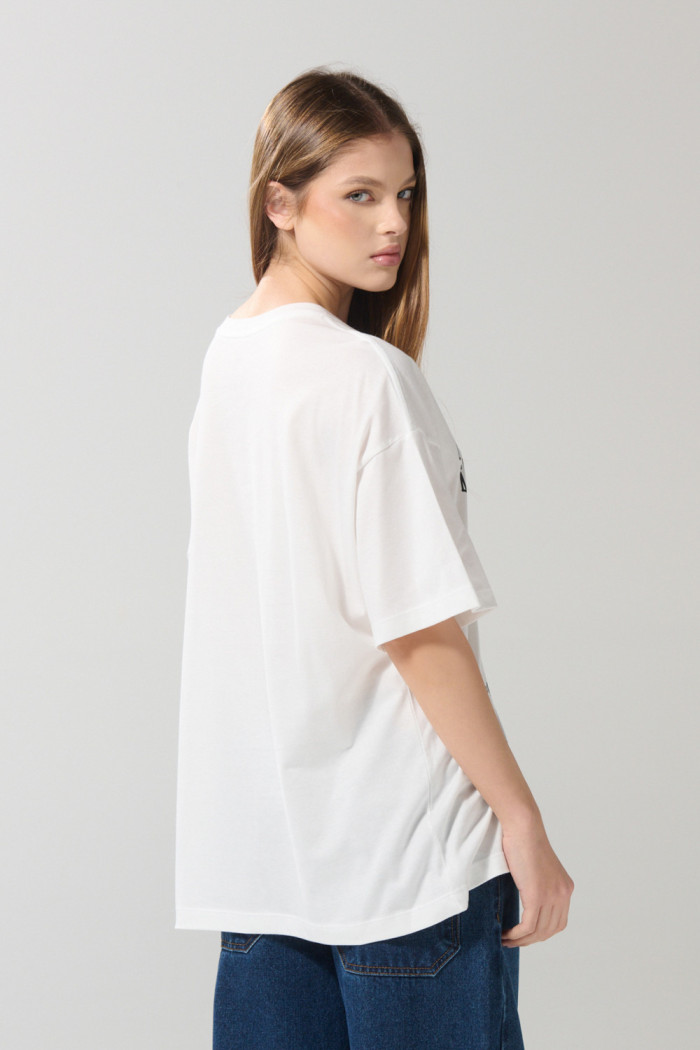 Camiseta oversize crema cuello redondo con arte de Mafalda