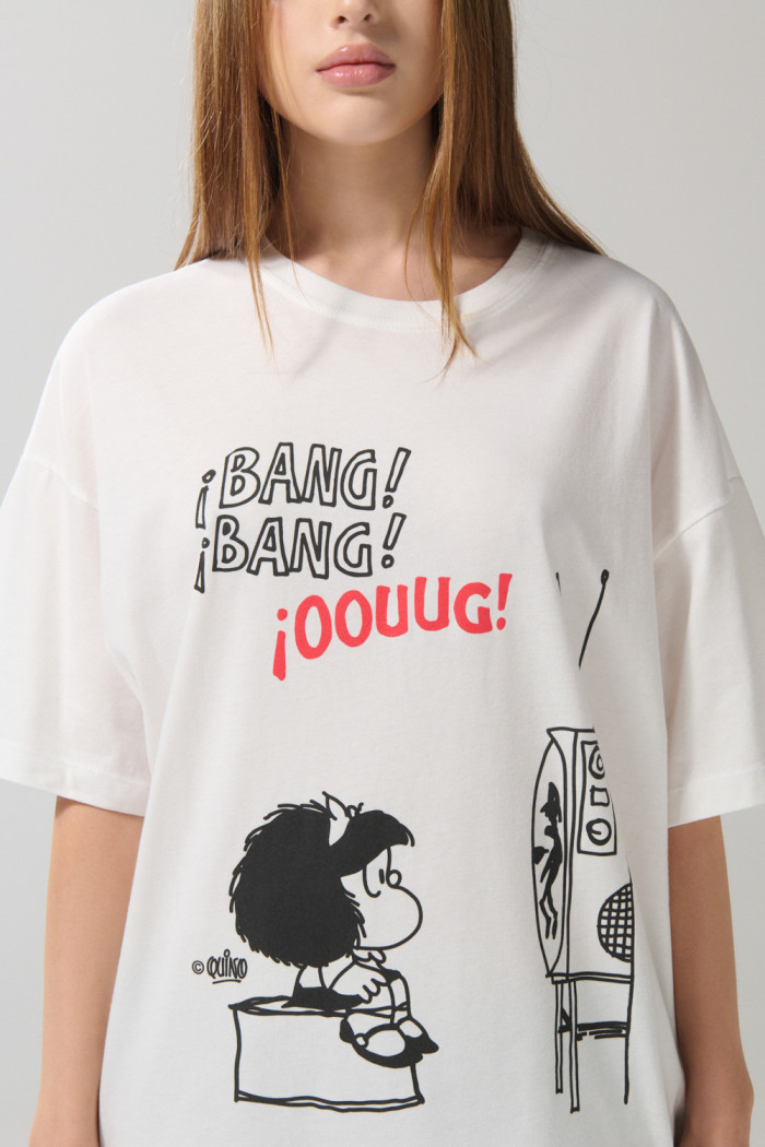 Camiseta oversize crema cuello redondo con arte de Mafalda