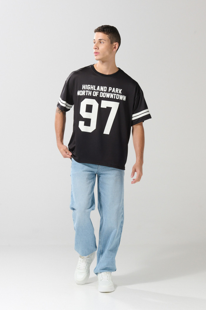 Camiseta cuello redondo oversize negra con arte college