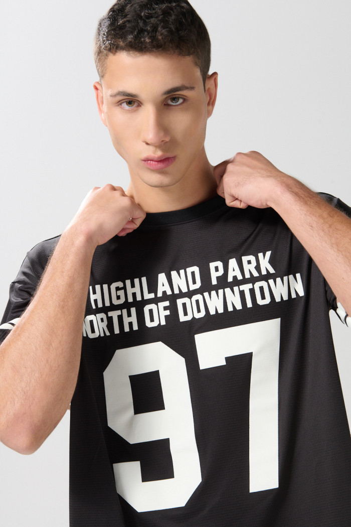 Camiseta cuello redondo oversize negra con arte college
