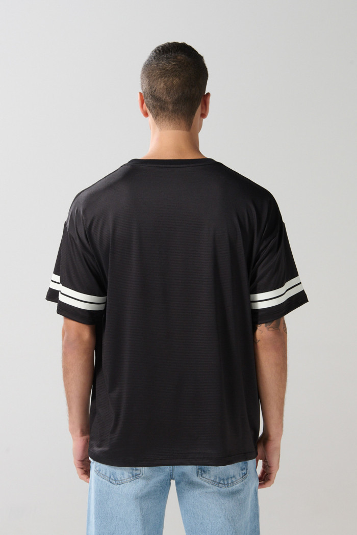 Camiseta cuello redondo oversize negra con arte college