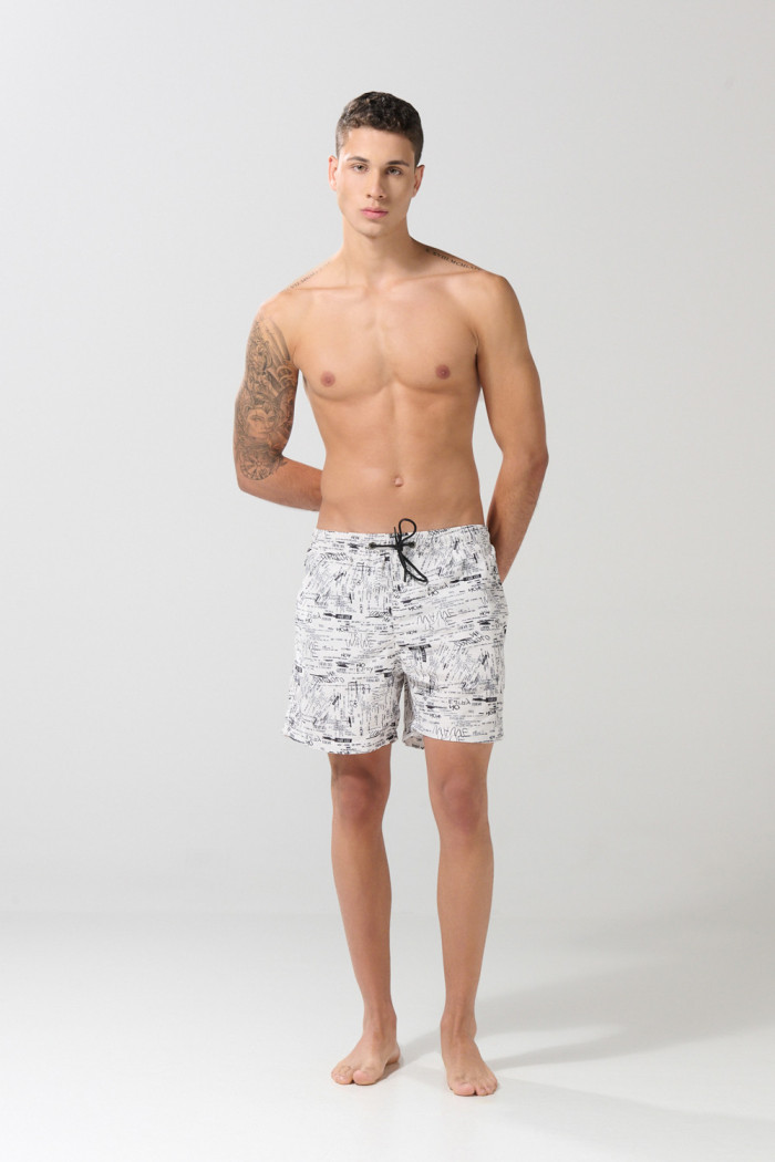 Bermuda crema playera con diseños negros y tiro bajo