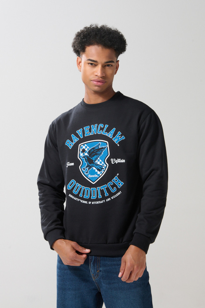 Buzo negro con cuello redondo y arte de Harry Potter