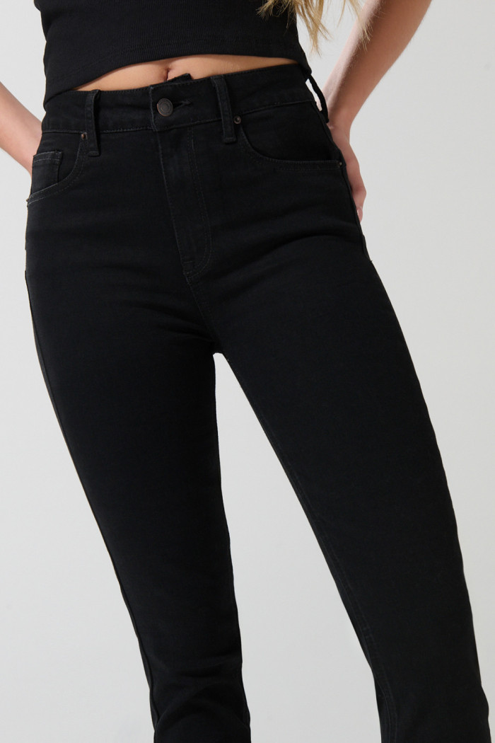 Jean push up tiro alto negro con realce y bolsillos