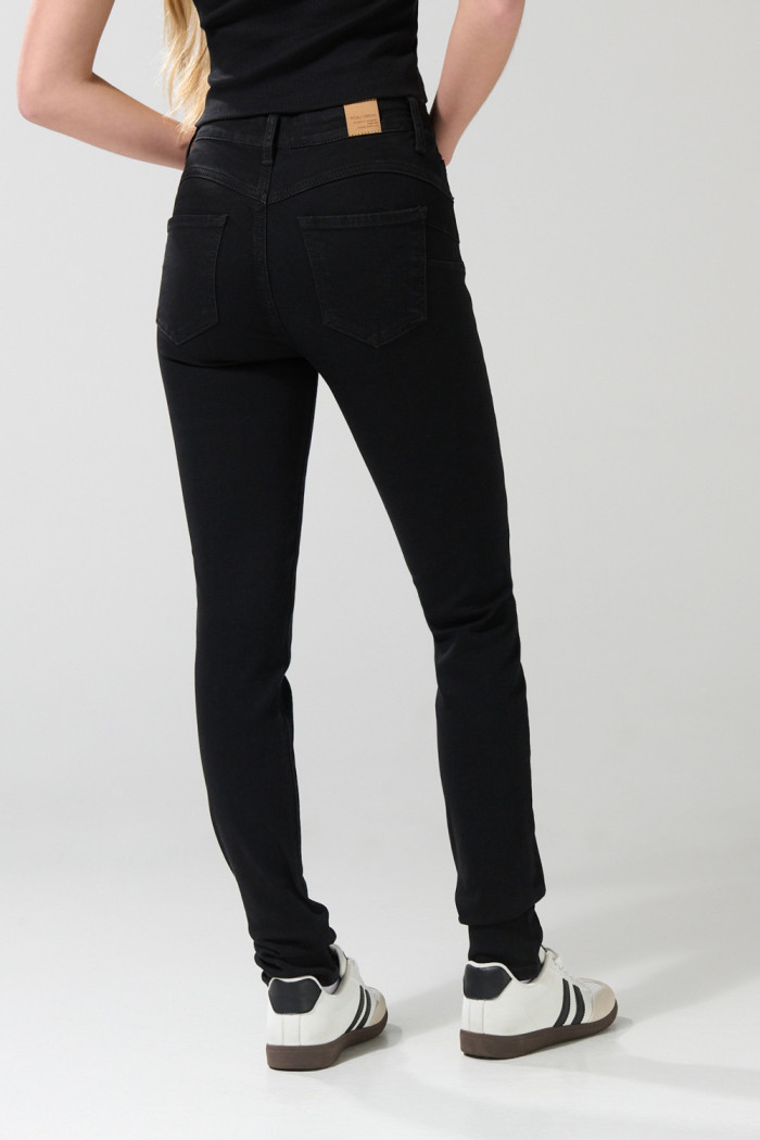 Jean push up tiro alto negro con realce y bolsillos