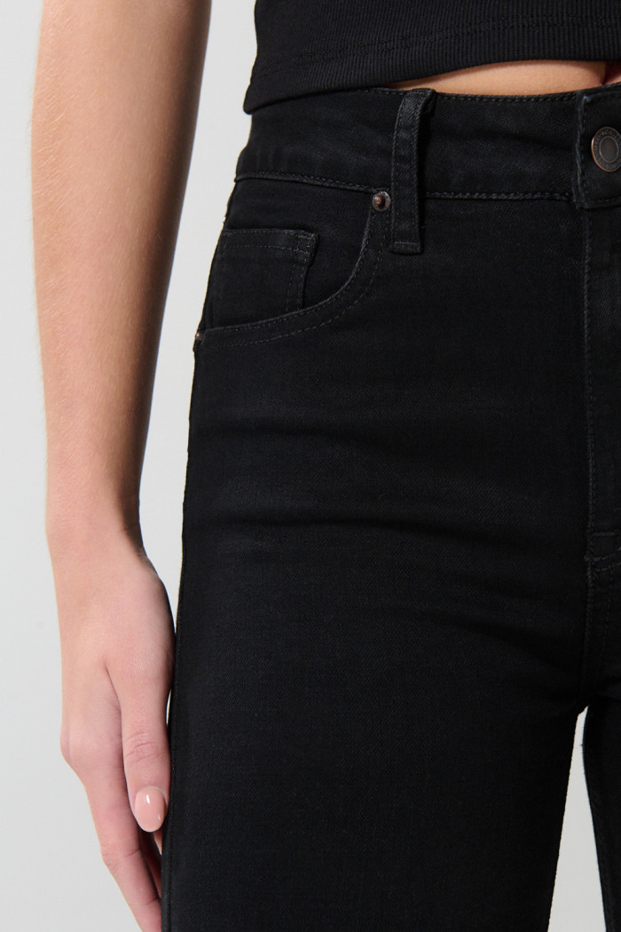 Jean push up tiro alto negro con realce y bolsillos