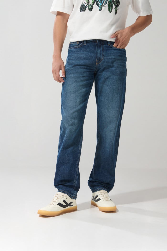 Jean tipo 90´S azul oscuro con bota recta y tiro bajo